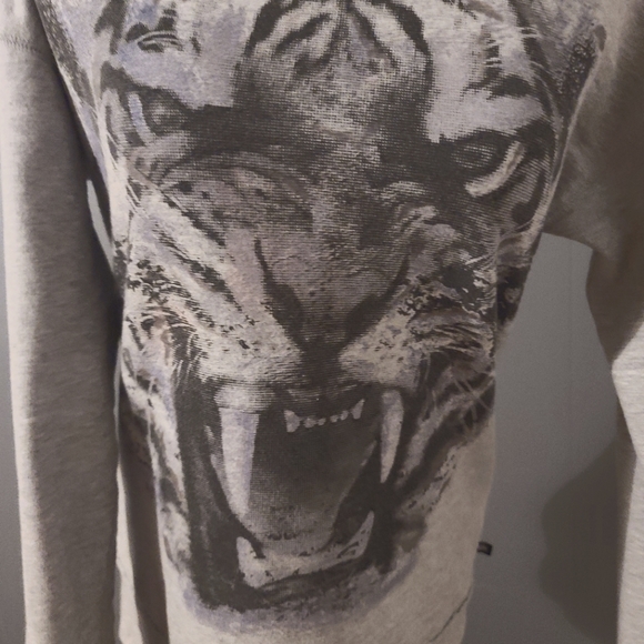 Long sleeved Crop Top sweatshirt w/ Tiger sz Medium Color Grey/Black Gently used - Picture 6 of 7
